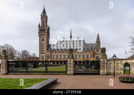 Den Haag, Niederlande - 17. April 2023: Friedenspalast in Den Haag, Niederlande. Das Verwaltungsgebäude für internationales Recht, in dem sich der Internat befindet Stockfoto