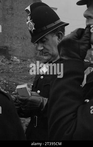 Polizisten, die an einer Angelegenheit mit Demonstranten oder Reisenden während der Zerstörung von St Ann's zwischen 1969 und 1972 in Nottingham, Nottinghamshire, England, teilnahmen, Stockfoto