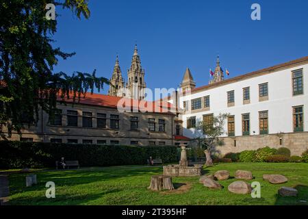 SANTIAGO DE COMPOSTELLA, 5. Oktober 2023: "Der sprechende Steingarten", eine Idee der Schriftstellerin Suso de Toro, eine Hommage an Schriftsteller aus aller Welt Stockfoto