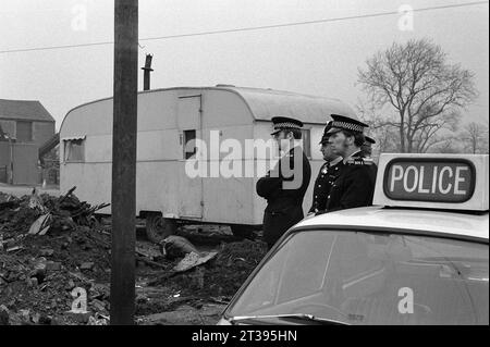 Polizisten auf Ödland, die an einem Problem mit Demonstranten oder Reisenden während der Räumung und Abriss von St. Ann's, Nottingham, teilnahmen. 1969-1972 Stockfoto