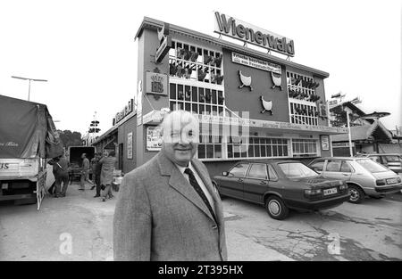 München vor 50 Jahren: Entführung von Evelyn Jahn, Tochter von Wienerwald-Gründer Friedrich Jahn. Am 13.11.1973 wurde in München Evelyn Jahn von Peter knapp und Johann Mittermaier entführt. Nach Lösegeld-Verhandlung in der Redaktion der Boulevardzeitung ãtz' und nach Übergabe von drei Millionen Mark wurde Evelyn Jahre freigelassen. Wienerwald-Gründer Friedrich Jahn *** München vor 50 Jahren Entführung von Evelyn Jahn, Tochter des Wienerwald-Gründers Friedrich Jahn am 13. 11 1973 in München wurde Evelyn Jahn von Peter knapp und Johann Mittermaier nach Lösegeldverhandlungen im Editorial des Ficus entführt Stockfoto