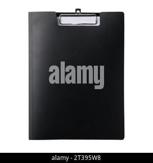 Geschlossenes schwarzes Klemmbrett mit Clip an der Oberseite für Papiere. Klappschachtel, Schreibtafel mit Papieren. Realistisch, fotografiert, isoliert auf weiß Stockfoto