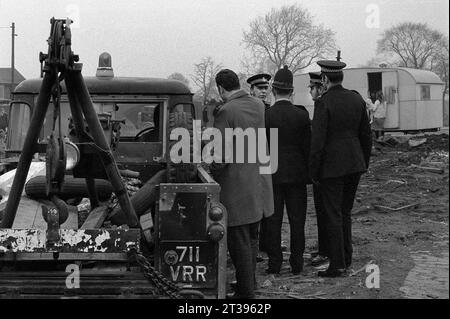 Polizisten auf Ödland, die an einem Problem mit Demonstranten oder Reisenden während der Räumung und Abriss von St. Ann's, Nottingham, teilnahmen. 1969-1972 Stockfoto