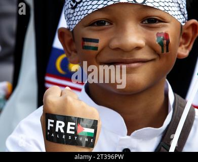 Kuala Lumpur, Malaysia. Oktober 2023. Ein kleiner Junge mit Aufklebern, der während einer friedlichen Kundgebung in Solidarität mit dem palästinensischen Volk gesehen wurde. Die friedliche Kundgebung unter dem Motto "Freiheit für Palästina" soll ein Ende des israelisch-palästinensischen Konflikts fordern. (Foto: Wong Fok Loy/SOPA Images/SIPA USA) Credit: SIPA USA/Alamy Live News Stockfoto