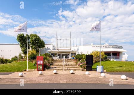 Eingang zum Barriere Casino in Ouistreham, Frankreich, wo Touristen an einem sonnigen Sommertag Spielautomaten und Tische spielen können. Stockfoto