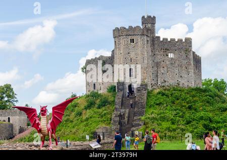 Cardiff, Glamorgan, Wales, 11. August 2023 - Cardiff Castle im Herzen der walisischen Hauptstadt Cardiff mit einer Statue des walisischen Drachen Stockfoto