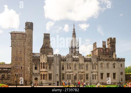 Cardiff, Glamorgan, Wales, 11. August 2023 - Cardiff Castle im Herzen der walisischen Hauptstadt Cardiff mit Touristen an der Hauptattraktion Stockfoto