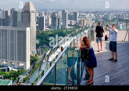 Touristen genießen den Ausblick über Singapurs Innenstadt vom SkyPark (Aussichtsplattform) auf dem Marina Bay Sands Hotel, Singapur Stockfoto