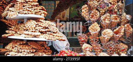 Viele frisch zubereitete belgische Waffeln mit Puderzucker. Stockfoto