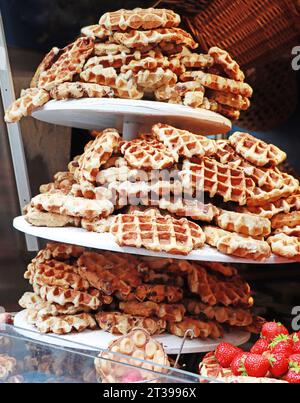 Viele frisch zubereitete belgische Waffeln mit Puderzucker. Stockfoto