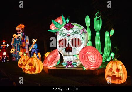 Eine Halloween-Szene in Laternen im Land of Lights in Gulliver's Land, Milton Keynes. Stockfoto
