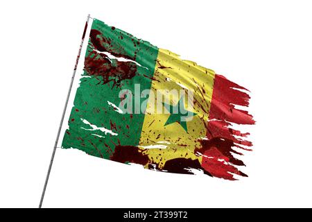 Senegal zerrissene Flagge auf transparentem Hintergrund mit Blutflecken. Stockfoto