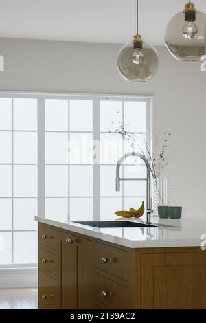 Küche Holzinsel mit Schränken und Schubladen, eingebautem Waschbecken. Stockfoto