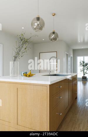 Küche Holzinsel mit Schränken und Schubladen, eingebautem Waschbecken. Stockfoto
