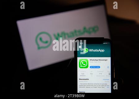 Paris, Frankreich. Oktober 2023. Illustration von WhatsApp in Paris, Frankreich am 23. Oktober 2023. Der französische Innenminister Gerald Darmanin erinnert daran, dass es schwierig sei, Terroranschläge zu untersuchen, ohne auf Nachrichten zugreifen zu können, die auf sicheren Plattformen wie Whatsapp oder Signal ausgetauscht werden. Foto: Florian Poitout/ABACAPRESS.COM Credit: Abaca Press/Alamy Live News Stockfoto