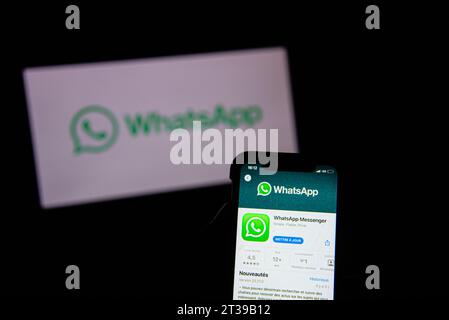 Paris, Frankreich. Oktober 2023. Illustration von WhatsApp in Paris, Frankreich am 23. Oktober 2023. Der französische Innenminister Gerald Darmanin erinnert daran, dass es schwierig sei, Terroranschläge zu untersuchen, ohne auf Nachrichten zugreifen zu können, die auf sicheren Plattformen wie Whatsapp oder Signal ausgetauscht werden. Foto: Florian Poitout/ABACAPRESS.COM Credit: Abaca Press/Alamy Live News Stockfoto