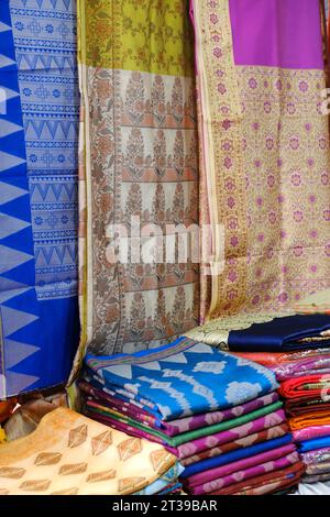 Traditionelles indisches Kleid, verschiedene Textur und Farbe schöne Textilien, farbenfroher indischer Stoff, Stoff aus Indien. Stockfoto