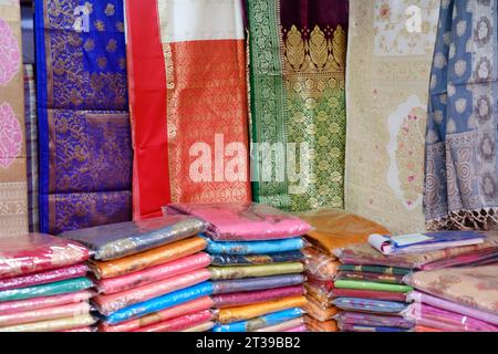 Traditionelles indisches Kleid, verschiedene Textur und Farbe schöne Textilien, farbenfroher indischer Stoff, Stoff aus Indien. Stockfoto