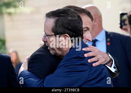 Jerusalem, Israel. Oktober 2023. Der französische Präsident Emmanuel Macron umarmt Israels Präsidenten Isaac Herzog nach seinen Gesprächen in Jerusalem am Dienstag, den 24. Oktober 2023. Emmanuel Macron reist nach Israel, um Frankreichs Solidarität mit dem Land zu bekunden und die Freilassung von Geiseln, die in Gaza festgehalten werden, weiter voranzutreiben. Foto: Christophe Ena/Pool/ABACAPRESS.COM Credit: Abaca Press/Alamy Live News Stockfoto