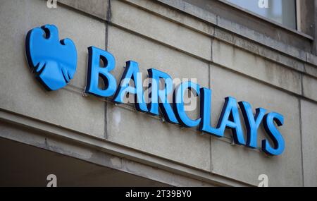 Aktenfoto vom 09/2020 einer Barclays Bank in Sheffield, South Yorkshire. Barclays hat die Gewinnerwartungen für das letzte Quartal übertroffen, gab jedoch bekannt, dass es mehr als 430 Millionen Pfund zur Deckung der erwarteten Kreditverluste bereitgestellt hat. Der Bankriese sagte, er hätte in den drei Monaten bis September einen Gewinn vor Steuern von 1,9 Milliarden Pfund erzielt, der zwar etwas über den Erwartungen der Analysten lag, aber unter dem Gewinn von 2 Milliarden Pfund des letzten Jahres lag. Höhere Zinssätze und schwächere Hauspreise veranlassten die Bank, ihre Wertminderungsaufwendungen für Kredite auf 433 Millionen Pfund für den Zeitraum zu erhöhen, gegenüber 381 Millionen Pfund im letzten Jahr. Ausgabedatum: Dienstag Stockfoto