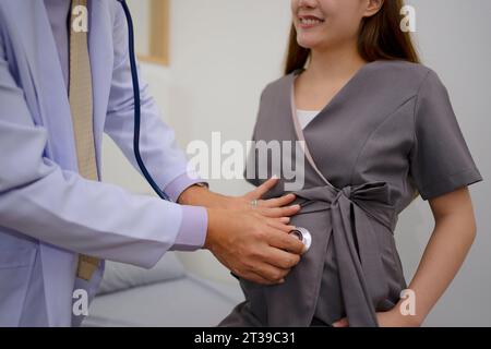 Schwangere Frau Besuch Arzt für medizinische Untersuchung. Gesundheitskonzept. Stockfoto