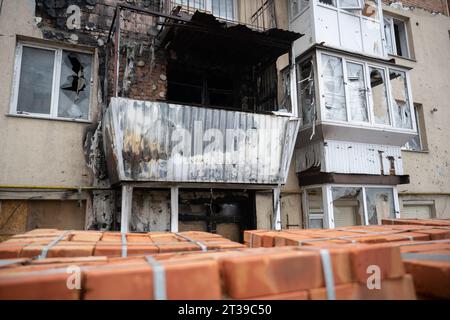 Irpin, Ukraine. Oktober 2023. Ziegelsteine liegen vor einem zerstörten Haus, das gerade wieder aufgebaut wird. Die Stadt in der Nähe von Kiew wurde durch schwere Kämpfe teilweise zerstört. In der Zwischenzeit hat der Wiederaufbau Fortschritte gemacht. Quelle: Sebastian Gollnow/dpa/Alamy Live News Stockfoto