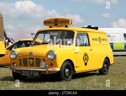 Dreiviertel-Vorderansicht eines AA Patrol Services, Yellow, 1963, Austin Mini Van, aus ihrer historischen Kollektion, auf der British Motor Show 2023 Stockfoto