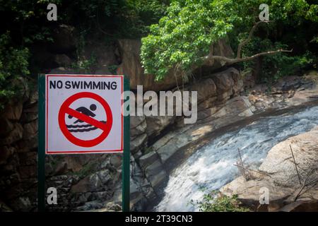 Kein Badeschild an den Aanaivaari Muttal Wasserfällen in den Kalvarayan Hills in der Nähe von Attur, Salem Bezirk, Indien. Stockfoto