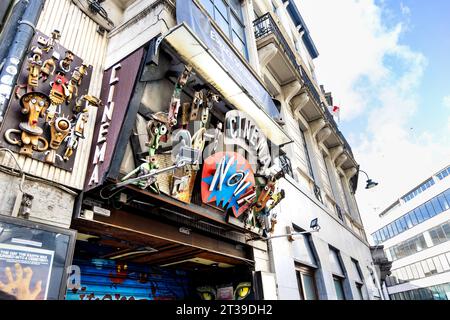 Äußere des Nova Cinema mit hübschen Dekorationen über dem Eingang, Brüssel, Belgien Stockfoto