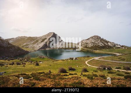 Foto von einem ruhigen See inmitten der majestätischen Berge. Covadonga See, Spanien Stockfoto