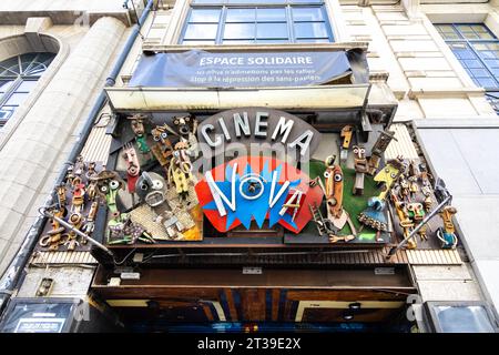 Äußere des Nova Cinema mit hübschen Dekorationen über dem Eingang, Brüssel, Belgien Stockfoto