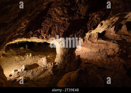 Fantastischer Blick auf die natürliche Höhle der Can Marca Ibiza, die sich mit geologischen fossilen Wundern und rauen Felsformationen bei Tageslicht gebildet hat Stockfoto