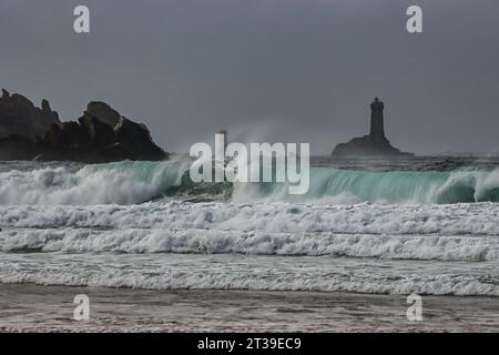 Wellen am Strand von Baie des Trépassés, Cap Sizun, Finistère, Bretagne, Frankreich Stockfoto