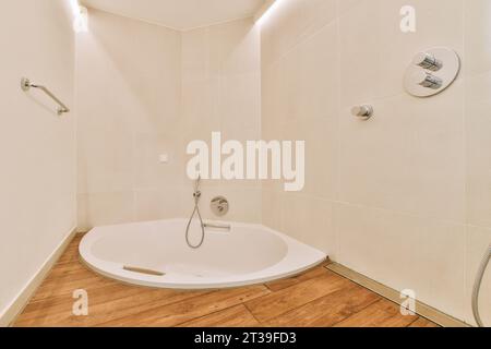 Modernes Badezimmer mit stilvoller großer Keramikbadewanne und weiß gefliesten Wänden im modernen Haus Stockfoto