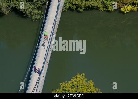 Fußgängerbrücke über den Fluss Sarine in Freiburg, Schweiz Stockfoto