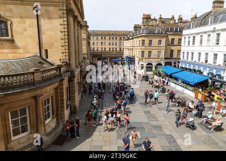 Blick auf den Friedhof der Abtei von Bath Abbey, Bath, Somerset, England. Stockfoto