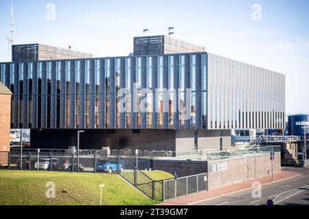 Cuxhaven, Deutschland. Dezember 2021. Das Maritime Safety Center der Bundesregierung und der küstenstaaten ist das Hauptquartier des Havariekommandos. Mehrere Menschen werden nach einem Zusammenstoß zweier Frachtschiffe in der Nordsee am Dienstagmorgen vermisst. Der Unfall ereignete sich etwa 22 Kilometer südwestlich der Insel Helgoland und 31 Kilometer nordöstlich der Insel Langeoog, so das Havariekommando am Dienstag. Quelle: Sina Schuldt/dpa/Alamy Live News Stockfoto