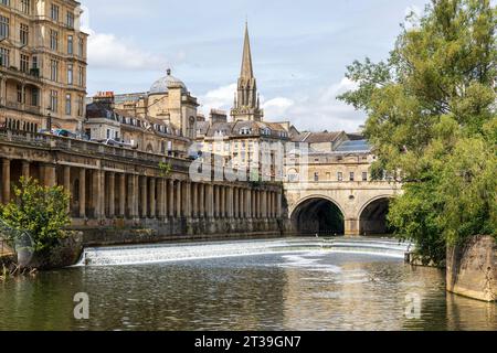 Pulteney Bridge & Weir, mit dem Turm der St. Michael's Church im Hintergrund, Bath, Somerset, England. Stockfoto