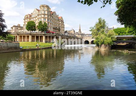 Pulteney Bridge & Weir, mit dem Turm der St. Michael's Church im Hintergrund, Bath, Somerset, England. Stockfoto