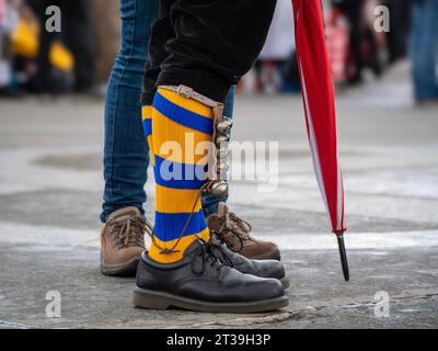 Beine der Morris-Tänzer mit Glocken am Schienbein am Trafalgar Square beim Joint Morris Organizations Regional Day of Dance 2023, organisiert von der Morris Federation, dem Morris Ring und Open Morris. Stockfoto