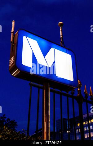 Beleuchtetes Metro-Schild in der Nacht, Brüssel, Nelgium Stockfoto