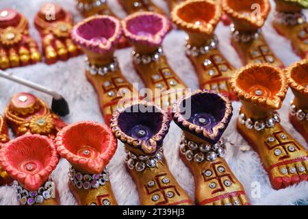 Lampen-Stand aus Ton für Festivalfeiern, Terrakotta-Diyas oder Öllampen für Diwali zum Verkauf auf einem Markt in Indien. Stockfoto