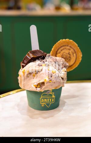 Käsekuchen, Bananenstücke und Schokoladeneis mit Mandelkaramell im Anita Gelato in Covent Garden, London, England Stockfoto