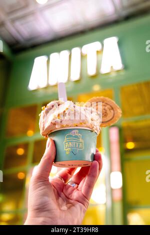 Käsekuchen, Bananenstücke und Schokoladeneis mit Mandelkaramell im Anita Gelato in Covent Garden, London, England Stockfoto