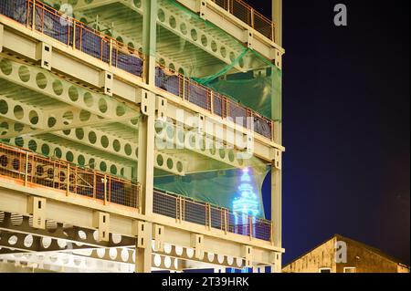 Die Lichter des Blackpool Tower leuchten durch das Skelett des im Bau befindlichen Gebäudes Stockfoto