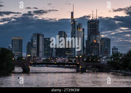 Dramatischer, weiter Blick auf die Frankfurter Skyline am Sommerabend mit Sturmwolken dahinter Stockfoto