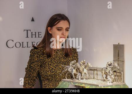 London, Großbritannien. Oktober 2023. Eine SILBERNE SKULPTUR VON GEORGE V, DIE 1934 DEN DERBY-GEWINNER VON MAPPIN AND WEBB, SHEFFIELD, 1935 Est £ 30.000-50.000 .Paul Quezada-Neiman/Alamy Live News Credit: Paul Quezada-Neiman/Alamy Live News Stockfoto