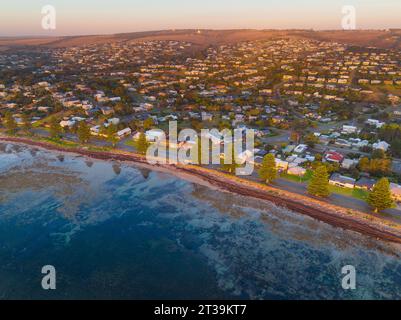 Luftaufnahme eines Wohngebietes entlang der Küste einer geschützten Bucht am Victor Harbor auf der Fleurieu Peninsula in Südaustralien Stockfoto