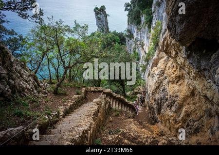 Aufstieg der Treppe des Leuchtturms Del Caballo, Berg Buciero, Santoña, Kantabrien, Spanien Stockfoto