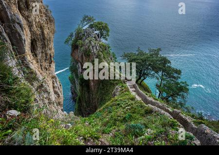 Aufstieg der Treppe des Leuchtturms Del Caballo, Berg Buciero, Santoña, Kantabrien, Spanien Stockfoto